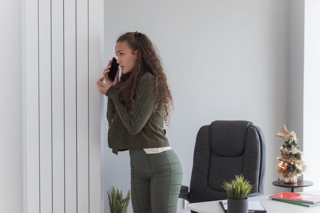 Une femme devant un radiateur carrera